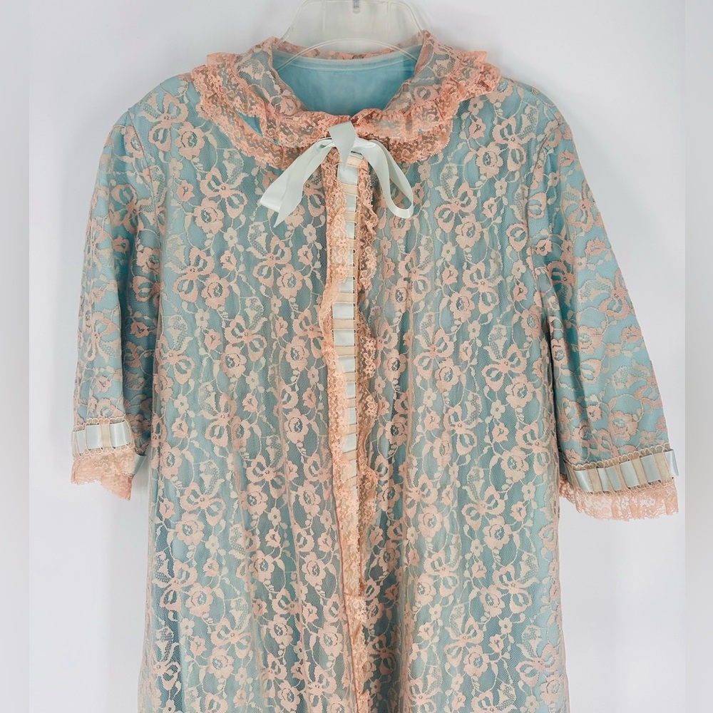 Lace Robe Kimono with Blue and Pink Accents and Ties Odette Barsa Vintage - Picture 4 of 7